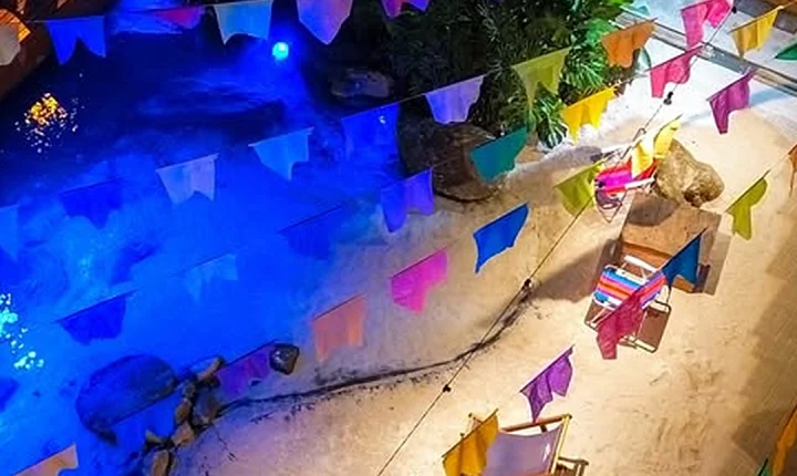 Bar no ES recria a vila de Caraíva com praia artificial e casinhas coloridas; Veja as imagens