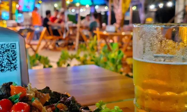 Bar no ES recria a vila de Caraíva com praia artificial e casinhas coloridas; Veja as imagens