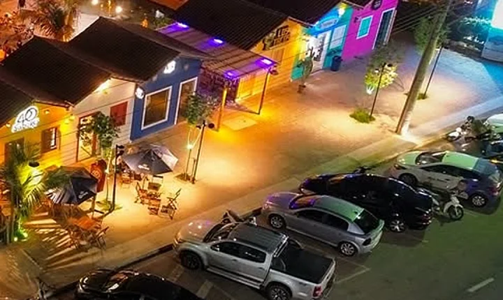 Bar no ES recria a vila de Caraíva com praia artificial e casinhas coloridas; Veja as imagens