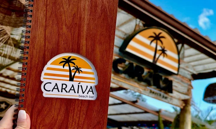 Bar no ES recria a vila de Caraíva com praia artificial e casinhas coloridas; Veja as imagens