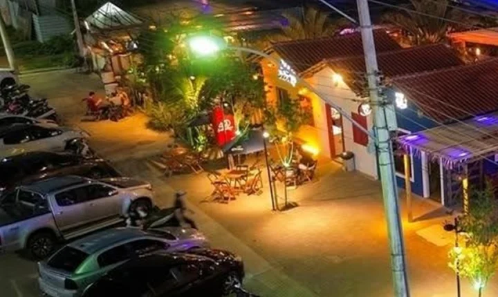 Bar no ES recria a vila de Caraíva com praia artificial e casinhas coloridas; Veja as imagens