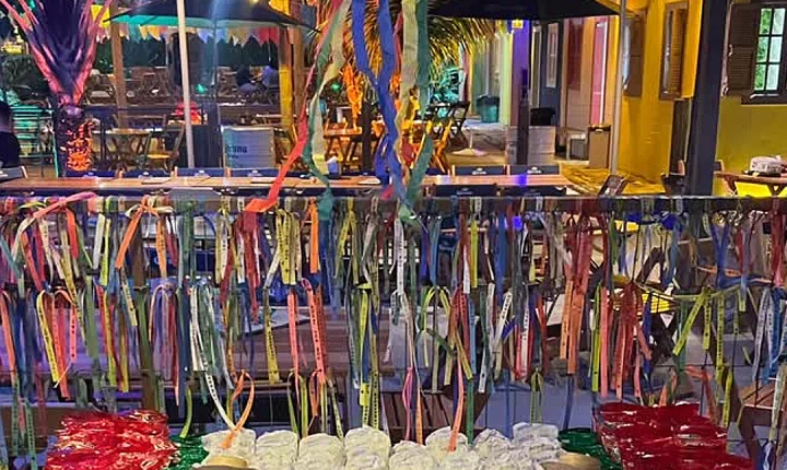 Bar no ES recria a vila de Caraíva com praia artificial e casinhas coloridas; Veja as imagens