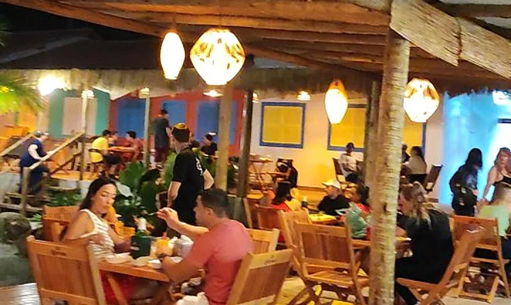 Bar no ES recria a vila de Caraíva com praia artificial e casinhas coloridas; Veja as imagens