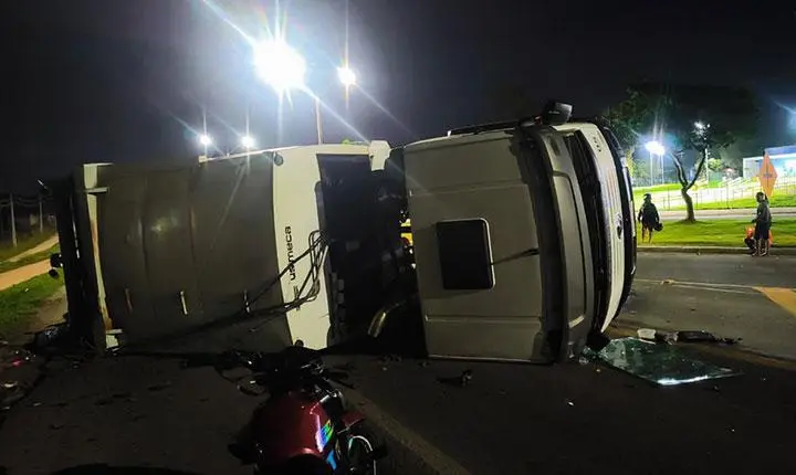 Caminhão de coleta de lixo tomba durante a madrugada na BR-367, em Eunápolis; Veja vídeo