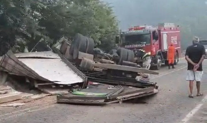 Caminhoneiro morre preso às ferragens após grave acidente na BR-101 em Itabela; Veja vídeo