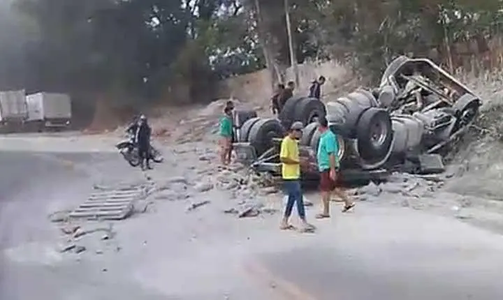 Carreta carregada com cimento tomba na BR-101 entre próximo a Itabela; Veja vídeos