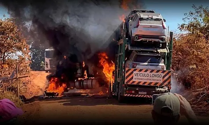 Carreta transportando vários veículos pega fogo próximo ao distrito de Santa Maria Eterna; Veja vídeo