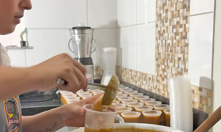 Casal de Eunápolis larga emprego para vender caldos por delivery e fatura R$ 100 mil; Veja vídeo