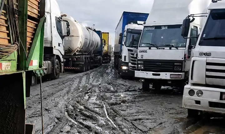 Chuvas transformam o desvio da Veracel em um grande lamaçal, provocando congestionamento e caminhões atolados