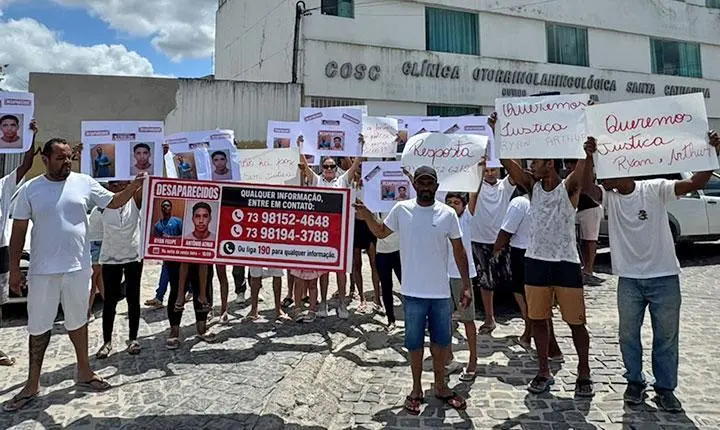 Com cartazes, familiares cobram respostas sobre desaparecimento de Ryan e Arthur em Eunápolis