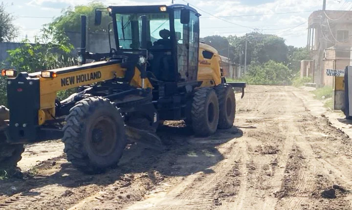 Com tempo firme, Prefeitura de Eunápolis intensifica operação Tapa-Buracos e patrolamento; pavimentações serão retomadas
