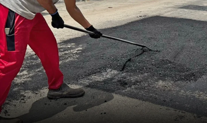 Com tempo firme, Prefeitura de Eunápolis intensifica operação Tapa-Buracos e patrolamento; pavimentações serão retomadas