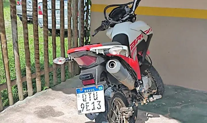 Criminosos armados roubam três motos durante assalto na BR-001, em Trancoso; Uma das motos foi encontrada