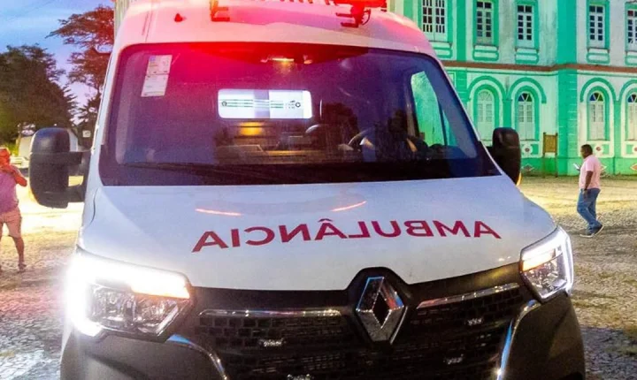 Deputada Cláudia Oliveira entrega ambulância e barracas da economia solidária em Canavieiras