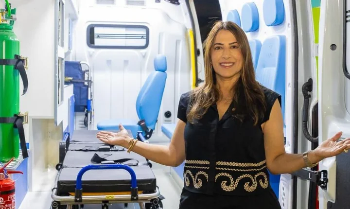 Deputada Cláudia Oliveira entrega ambulância e barracas da economia solidária em Canavieiras