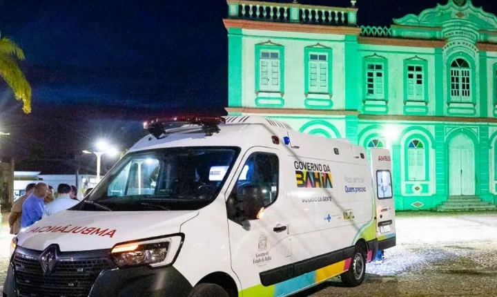 Deputada Cláudia Oliveira entrega ambulância e barracas da economia solidária em Canavieiras