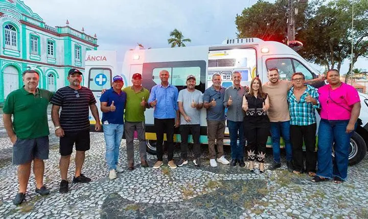 Deputada Cláudia Oliveira entrega ambulância e barracas da economia solidária em Canavieiras