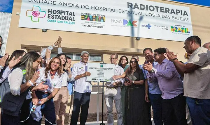 Deputada Cláudia Oliveira entrega ao lado do governador Jerônimo Rodrigues e da secretária Roberta Santana mais um equipamento de saúde para o Extremo Sul