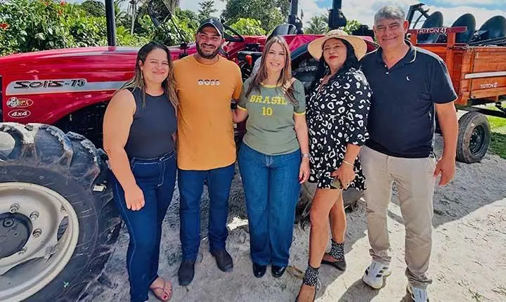 Deputada Cláudia Oliveira entrega trator com implementos para fortalecer a agricultura familiar em Cabrália