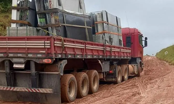 DNIT cruza os braços e desvio da Veracel vira cenário de descaso com caminhoneiros e transeuntes atolados na lama; Veja as imagens