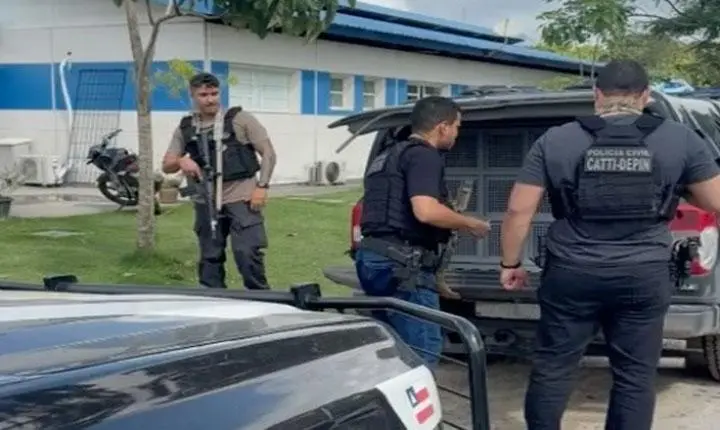 Foragido por tráfico de drogas é preso após cair de telhado durante fuga da polícia em Porto Seguro