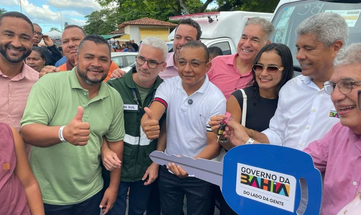 Governador Jerônimo entrega colégio de Tempo Integral, ambulâncias, ônibus escolar e trator em Mascote