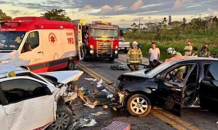 Grave acidente na BR-367 em Porto Seguro resulta em duas pessoas feridas em colisão frontal; Veja vídeo