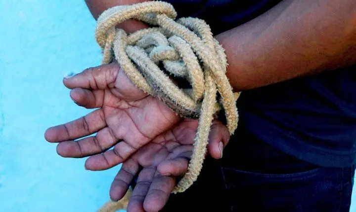 Homem é sequestrado e levado amarrado por criminosos em Arraial d’Ajuda