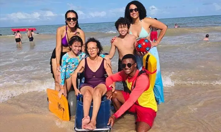 Idosa de 64 anos com Parkinson realiza sonho de conhecer o mar em Porto Seguro; Veja vídeo
