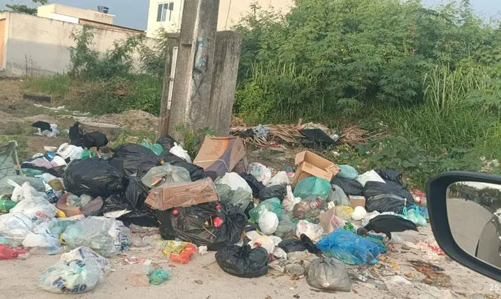 Lixo acumulado toma conta de bairros em Cabrália e população cobra solução urgente; Veja vídeo