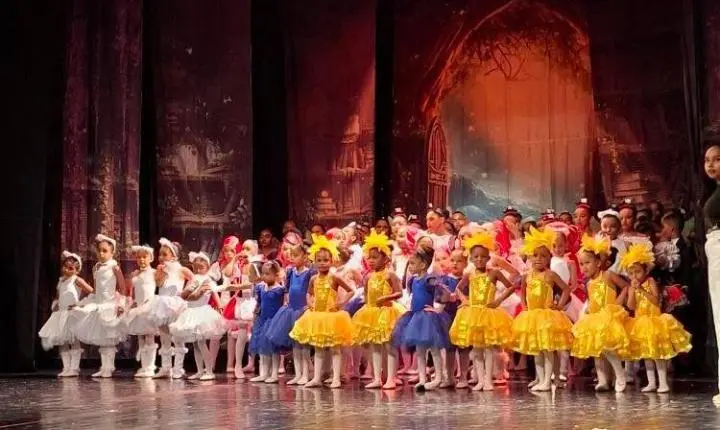 Mais de 550 bailarinos se apresentam no espetáculo 