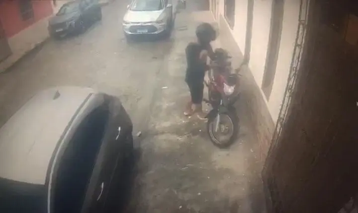 Motocicleta é furtada ao lado de academia em rua movimentada de Porto Seguro; Vídeo
