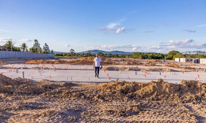 No dia de seu aniversário, prefeito Robério apresenta obras de cerca de 500 casas do Minha Casa, Minha Vida