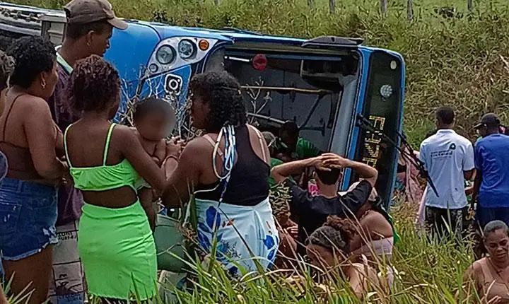 Ônibus com apoiadores de ACM Neto tomba em Prado e deixa várias pessoas feridas, incluindo mulheres e crianças