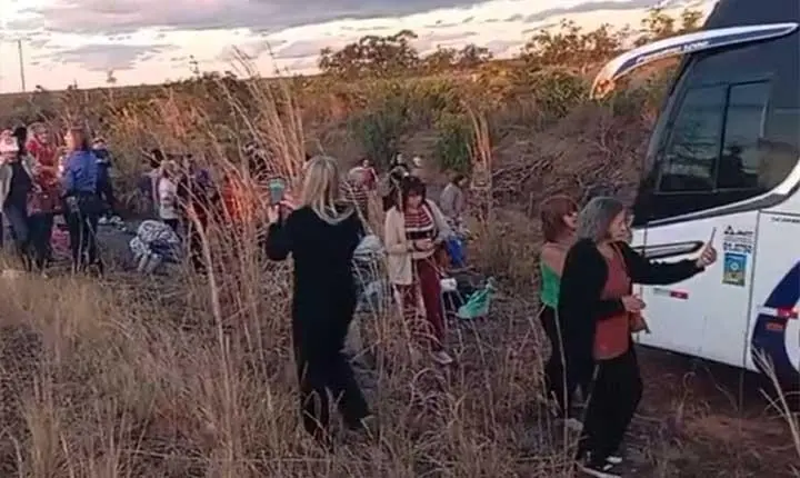 Ônibus de turismo com 44 passageiros a caminho de Porto Seguro bate em carreta e deixa 13 feridos; Veja vídeo