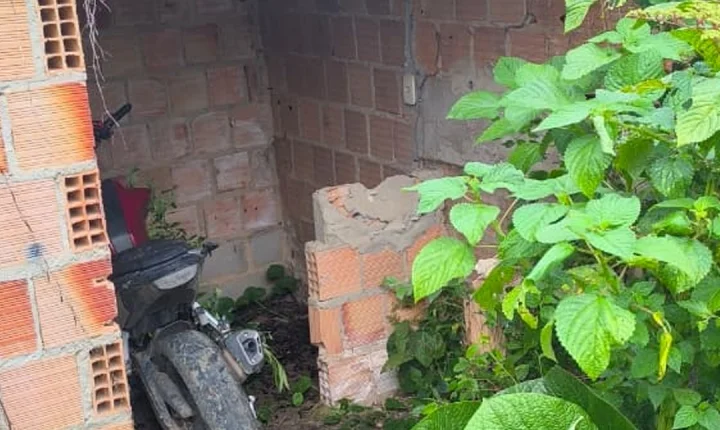 Polícia civil recupera motocicleta roubada escondida em imóvel abandonado em Itabela; Veja vídeo