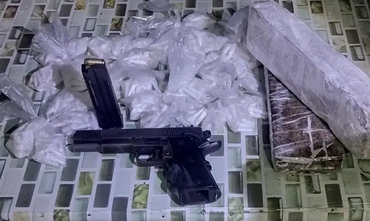 Polícia Militar apreende drogas e arma de fogo durante operação em Barrolândia, em Belmonte