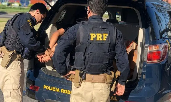 Polícia Rodoviária Federal prende condutor por roubo e apreende mais de R$ 19 mil na BR-101, em Eunápolis