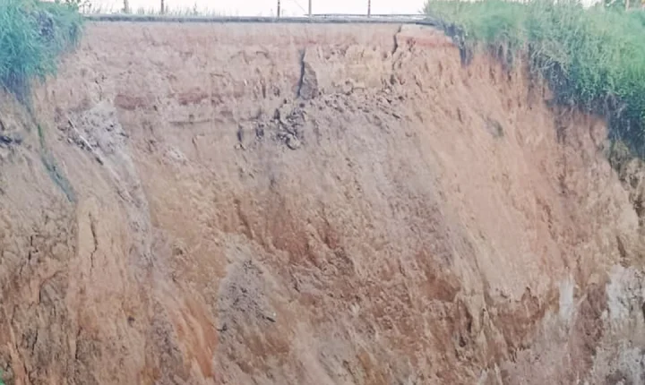 Prefeitura de Mascote cobra providência urgente do DNIT após rompimento parcial na BR-101, km 615