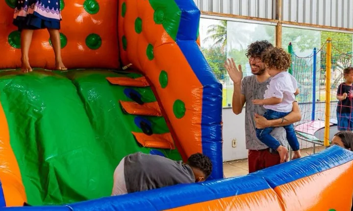 Prefeitura reúne garis e familiares em celebração que reconhece o trabalho de quem cuida da cidade