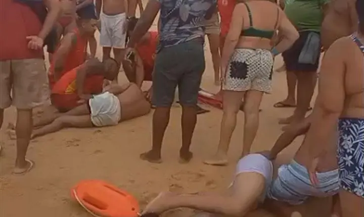 Salva-vidas evitam tragédia e salvam pai e filho na Praia de Taperapuã, em Porto Seguro; Veja vídeo