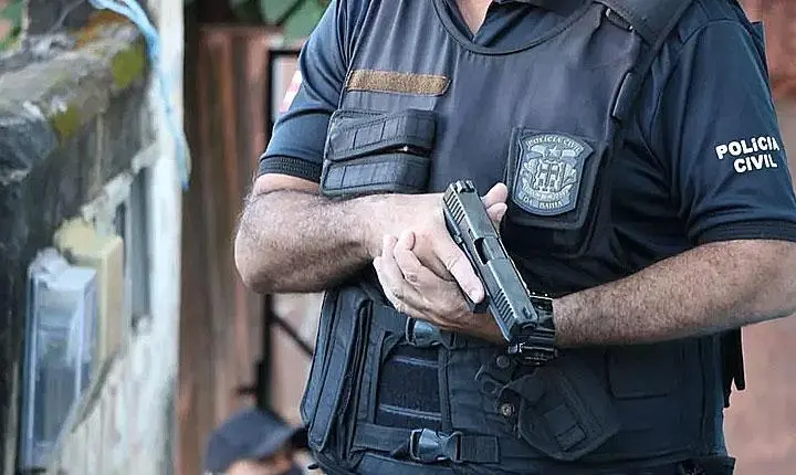 Suspeito de violência doméstica é preso por tráfico durante operação da Polícia Civil em Arraial d'Ajuda