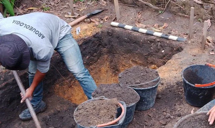 Tesouros enterrados: Escavações em Porto Seguro revelam mais de 20 mil peças arqueológicas