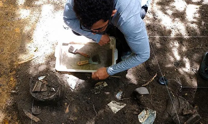 Tesouros enterrados: Escavações em Porto Seguro revelam mais de 20 mil peças arqueológicas
