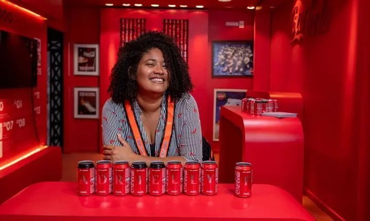 Trabalhar na Solar Coca-Cola significa fazer parte de um ambiente dinâmico sustentado por pilares de propósito, desenvolvimento e alta performance. A companhia fomenta o protagonismo de seus colaboradores e oferece uma jornada pro