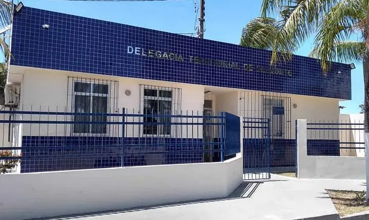Tráfico ousado: Traficante é preso comercializando drogas em frente à delegacia de Belmonte; Veja