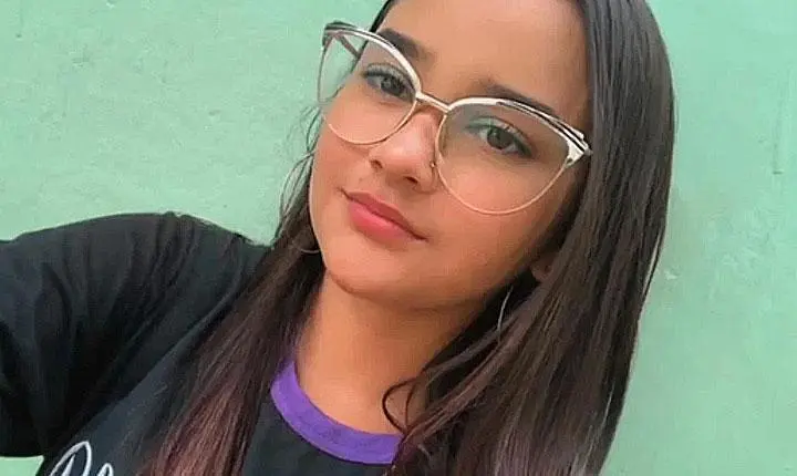 Tragédia na Bahia: Adolescente de 16 anos morre após sofrer descarga elétrica enquanto pranchava o cabelo
