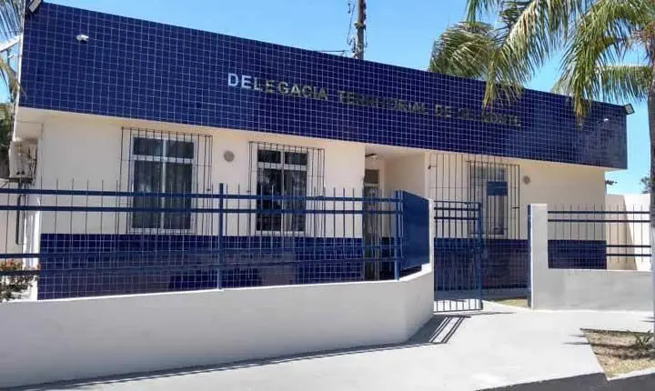 Três homens e uma mulher são presos durante ação policial em Belmonte; arma e drogas são apreendidas