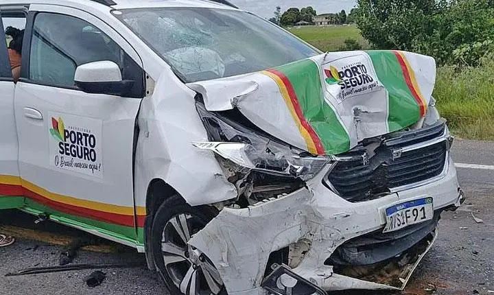 Veículo da Prefeitura de Porto Seguro que transportava pacientes se envolve em acidente na BR-367 e deixa feridos; Veja  