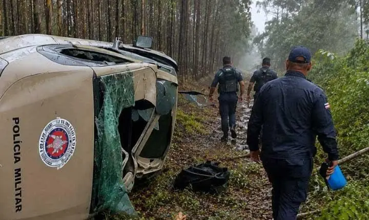 Viatura da Polícia Militar capota na BA-275 e deixa vários policiais feridos em Belmonte; Veja vídeo